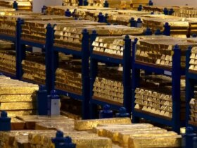 قیمت طلا در بازارهای جهانی در حال کاهش است