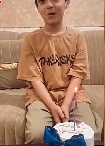 ماکان یک بند کفش و یک ژاکت آبی گذاشت 3 HFw2Z7ka4AApDBq