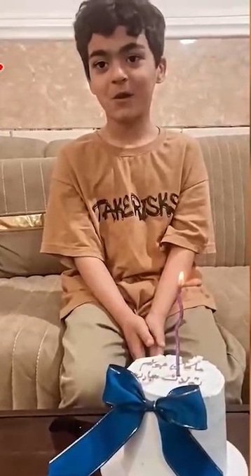 ماکان یک بند کفش و یک ژاکت آبی گذاشت 1 HFw2Z7ka4AApDBq