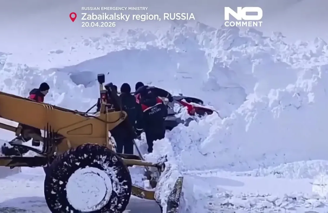 مدفون شدن وسایل نقلیه پس از بارش برف سنگین در روسیه