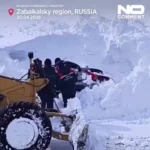 مدفون شدن وسایل نقلیه پس از بارش برف سنگین در روسیه