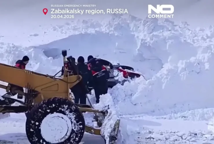 مدفون شدن وسایل نقلیه پس از بارش برف سنگین در روسیه