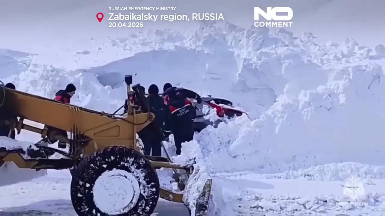 مدفون شدن وسایل نقلیه پس از بارش برف سنگین در روسیه