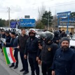 مردم تبریز در حال تشکیل زنجیره انسانی مقابل نیروگاه حرارتی