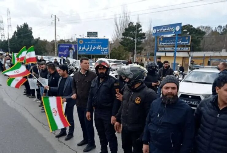 مردم تبریز در حال تشکیل زنجیره انسانی مقابل نیروگاه حرارتی 10 مردم تبریز در حال تشکیل زنجیره انسانی مقابل نیروگاه حرارتی