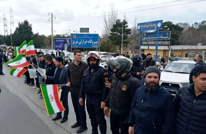 مردم تبریز در حال تشکیل زنجیره انسانی مقابل نیروگاه حرارتی