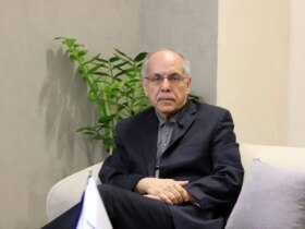 کوروش احمدی: بعید است ترامپ حداقل تا یک ماه دیگر به ایران حمله کند