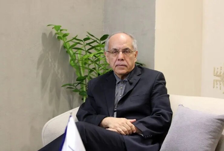 کوروش احمدی: بعید است ترامپ حداقل تا یک ماه دیگر به ایران حمله کند