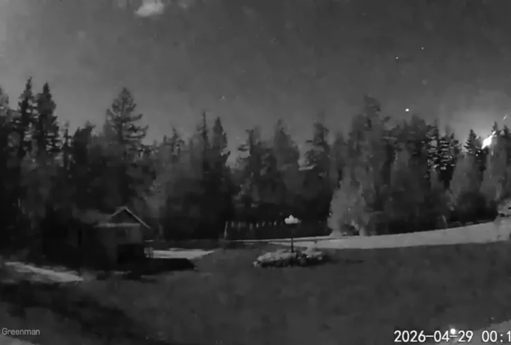 یک شهاب آسمان شمال غربی اقیانوس آرام را روشن کرد