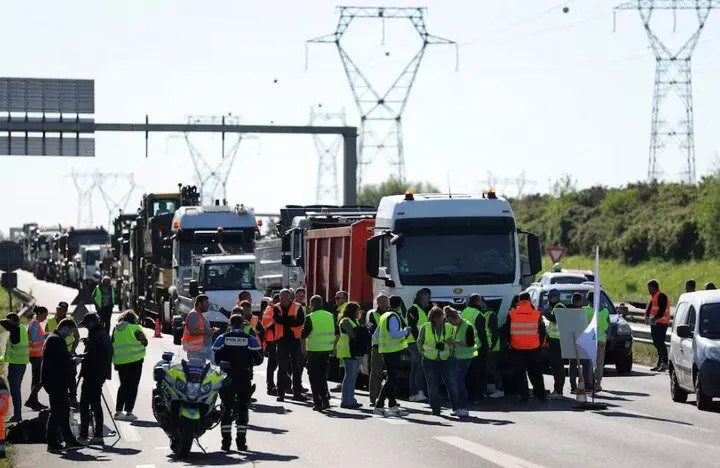 یک پنجم پمپ بنزین ها در فرانسه فاقد سوخت هستند 1 یک پنجم پمپ بنزین ها در فرانسه فاقد سوخت هستند
