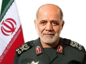 عکس فرمانده قرارگاه حاتم الانبیاء در کنار رهبر شهید