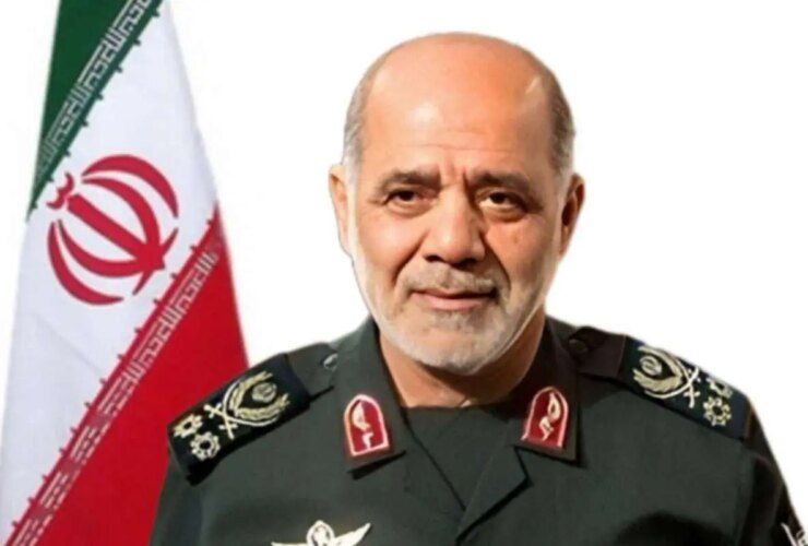 عکس فرمانده قرارگاه حاتم الانبیاء در کنار رهبر شهید