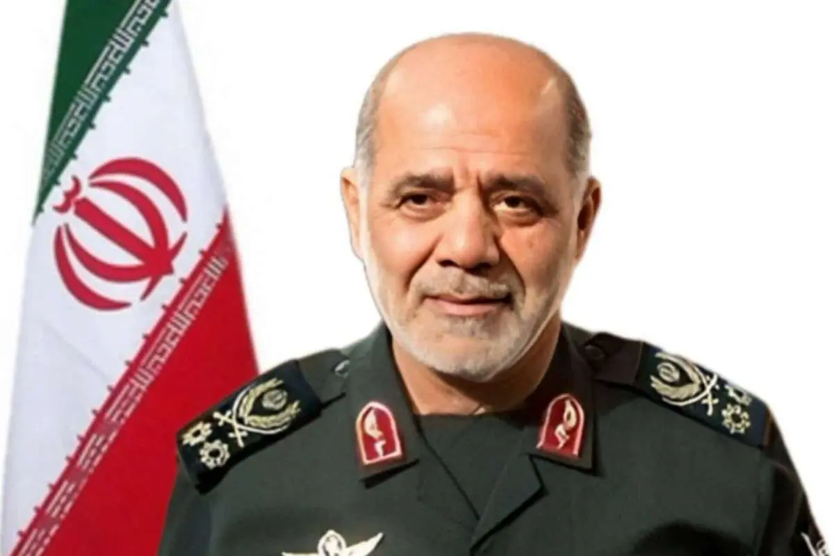 عکس فرمانده قرارگاه حاتم الانبیاء در کنار رهبر شهید