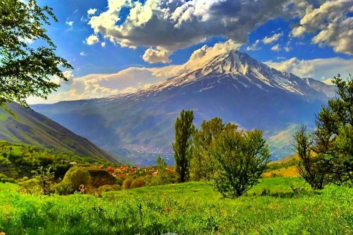 از خرید گلاب گرفته تا سرگردانی در دشت های چشمه؛ فروردین کجا بریم؟ / 9 مکان جذاب برای یک سفر یک روزه / راهنمای سفر بهاری نزدیک تهران