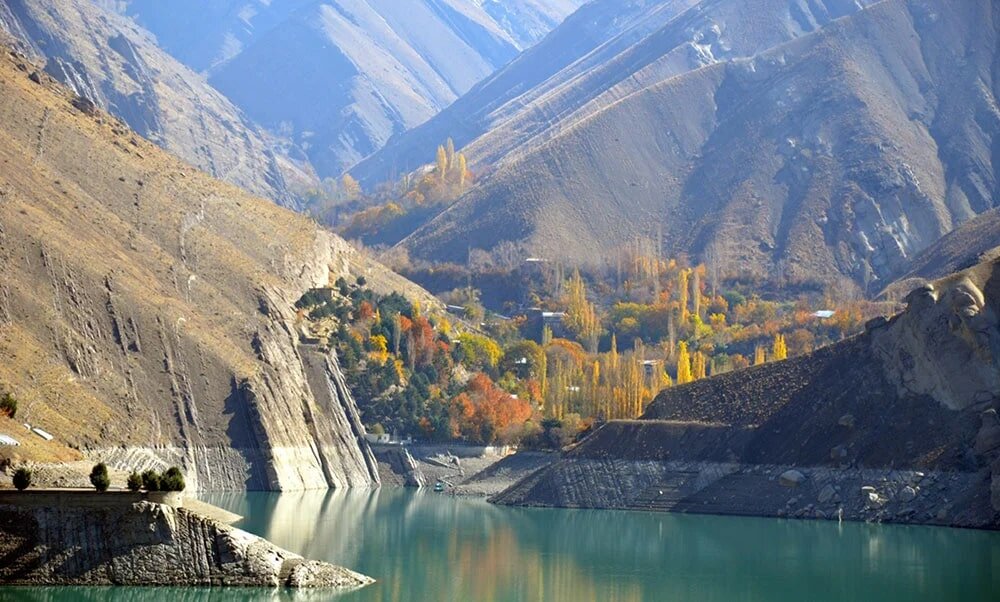 از خرید گلاب گرفته تا سرگردانی در دشت های چشمه؛ فروردین کجا بریم؟ / 9 مکان جذاب برای یک سفر یک روزه / راهنمای سفر بهاری نزدیک تهران