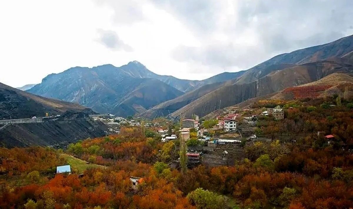 از خرید گلاب گرفته تا سرگردانی در دشت های چشمه؛ فروردین کجا بریم؟ / 9 مکان جذاب برای یک سفر یک روزه / راهنمای سفر بهاری نزدیک تهران
