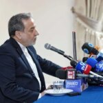 تفسیر تصویری نشست خبری عراقچی در سفارت ایران در هند
