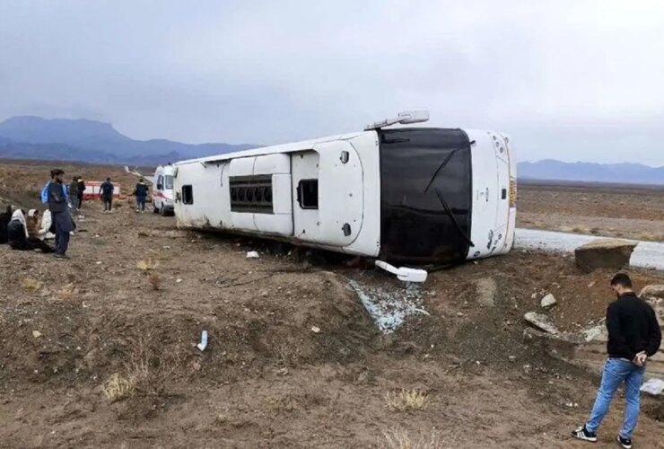 واژگونی اتوبوس در کنگان ۸ نفر جان باختند