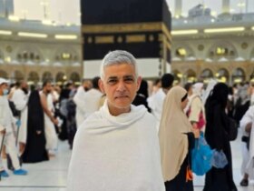 عکس؛ شهردار لندن در مکه احرام می پوشد