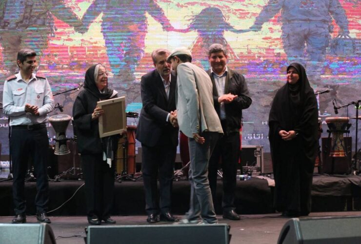 شبی برای قهرمانان بی خانمان؛ هنرمندان از آتش نشانان تجلیل کردند