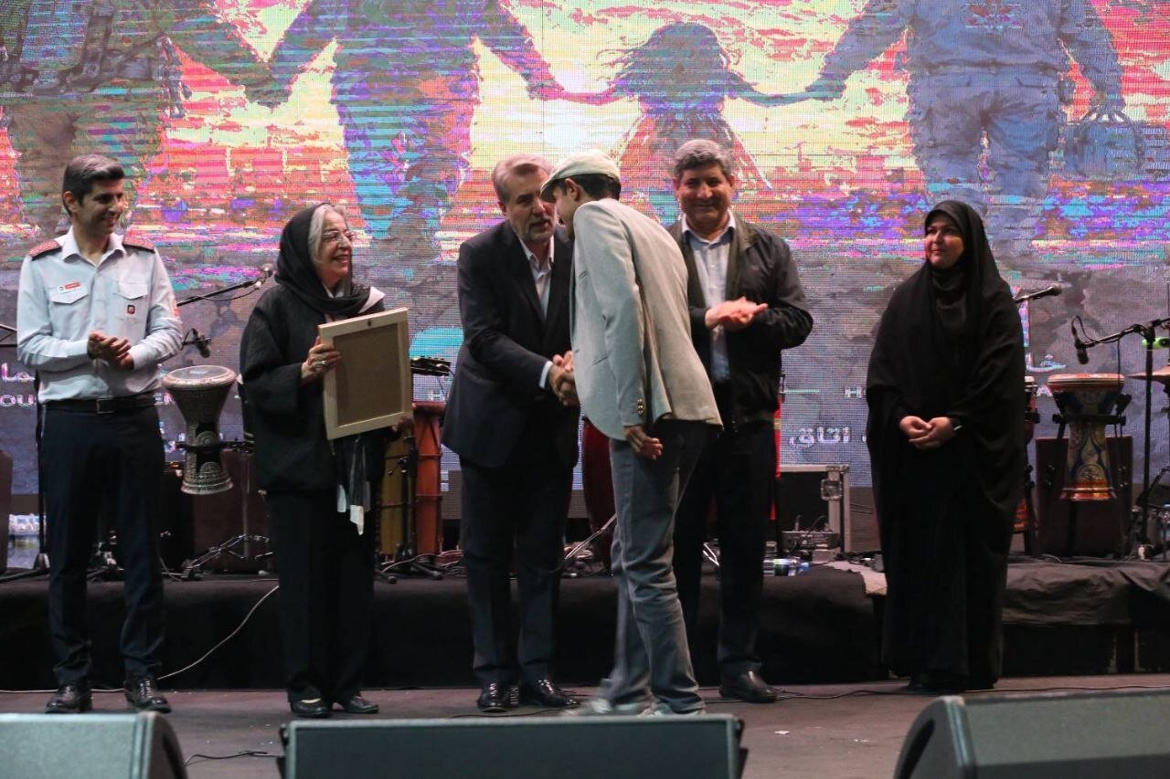 شبی برای قهرمانان بی خانمان؛ هنرمندان از آتش نشانان تجلیل کردند