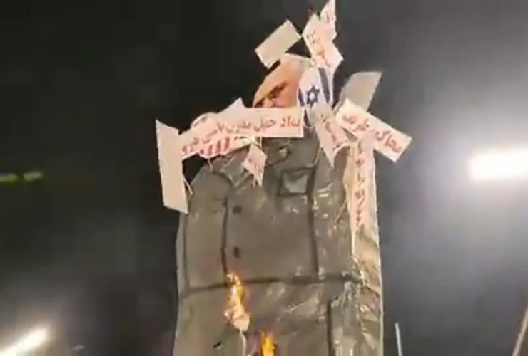 آتش زدن ماکت محمدجواد ظریف در گرگان