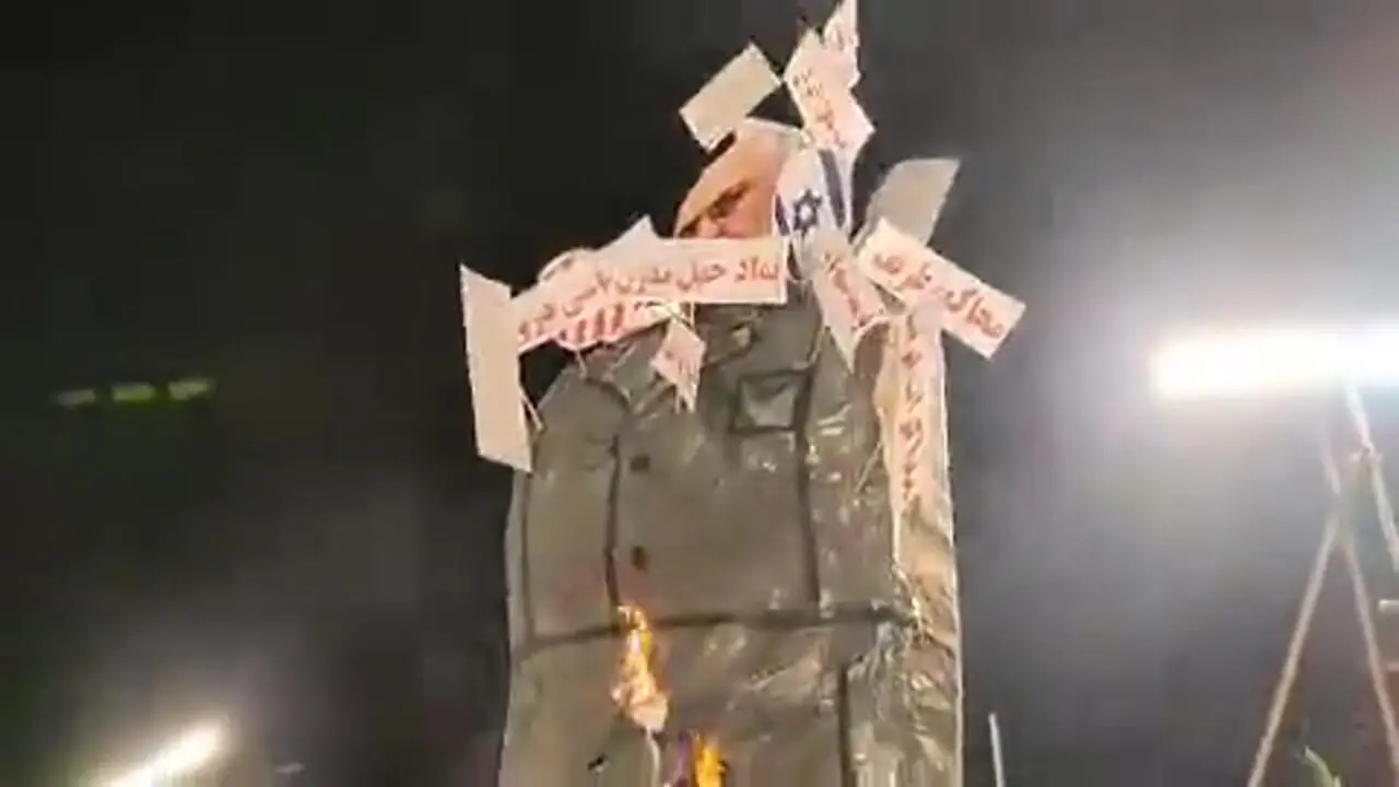 آتش زدن ماکت محمدجواد ظریف در گرگان 1 آتش زدن ماکت محمدجواد ظریف در گرگان