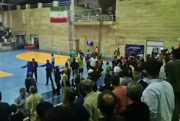 برای دیدن؛ دعوا و ضرب و شتم در پی باخت فوتسال استقلال و عدم پیشرفت