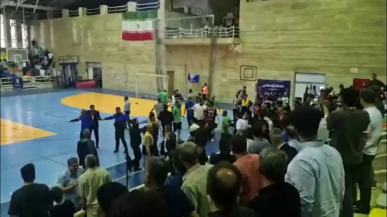 برای دیدن؛ دعوا و ضرب و شتم در پی باخت فوتسال استقلال و عدم پیشرفت