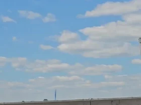 برخورد هواپیمای مسافربری با تیر برق و کامیون