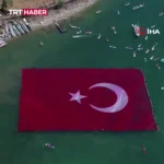 بزرگ ترین پرچم جهان روی آب به اهتزاز درآمد