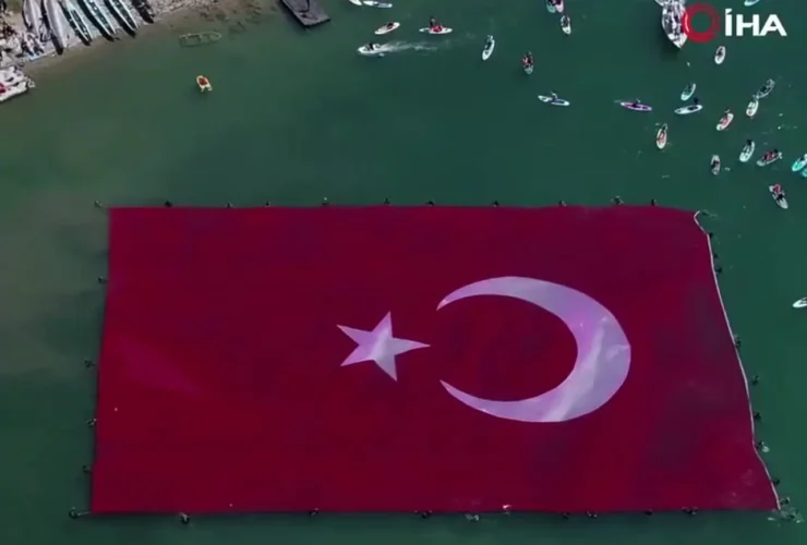بزرگ ترین پرچم جهان روی آب به اهتزاز درآمد