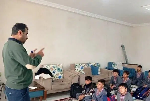 ضعف اینترنت، آموزش دانش آموزان را به خانه معلمان کشاند