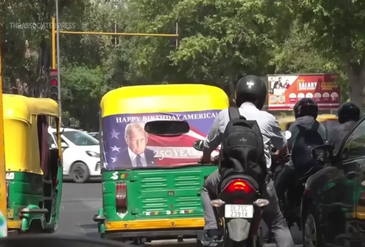 عکس ترامپ در ریکشاهای دهلی خبرساز شد