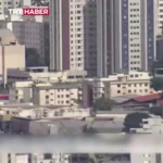 لحظه برخورد یک هواپیمای سبک با یک ساختمان مسکونی