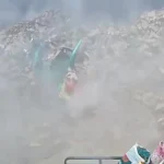 واژگونی تریلر حامل آجر با موتور سیکلت