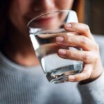 چه زمانی نوشیدن آب برای بدن خطرناک می شود؟