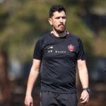 سرمربی پرسپولیس در عمان گرفتار شد