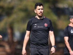 سرمربی پرسپولیس در عمان گرفتار شد
