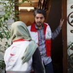 مادری که به همراه دو فرزندش در حال انجام عملیات نجات است