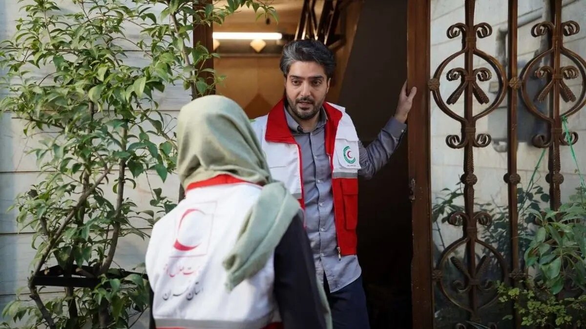 مادری که به همراه دو فرزندش در حال انجام عملیات نجات است