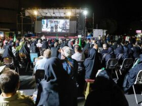 اکران موبایلی فیلم قمارباز در میادین شهر