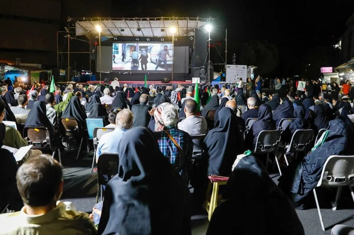 اکران موبایلی فیلم قمارباز در میادین شهر