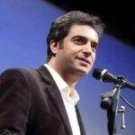 خانواده منوچهر هادی در کنار سفره نذری جمع می شوند