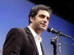 خانواده منوچهر هادی در کنار سفره نذری جمع می شوند