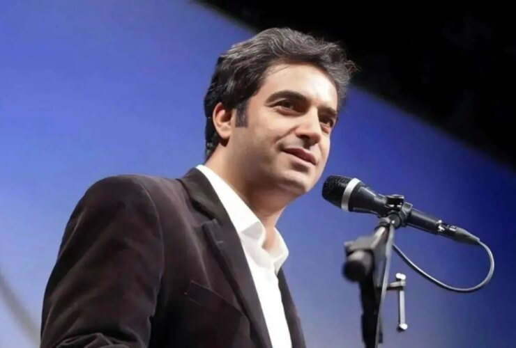 خانواده منوچهر هادی در کنار سفره نذری جمع می شوند