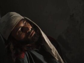 حامد کلاهداری با «بی وطن» آمد.