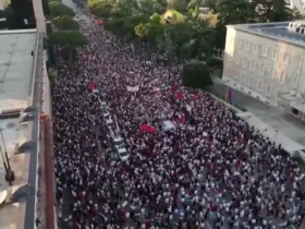 تظاهرات گسترده علیه ایوانکا ترامپ و جرد کوشنر در آلبانی ادامه دارد