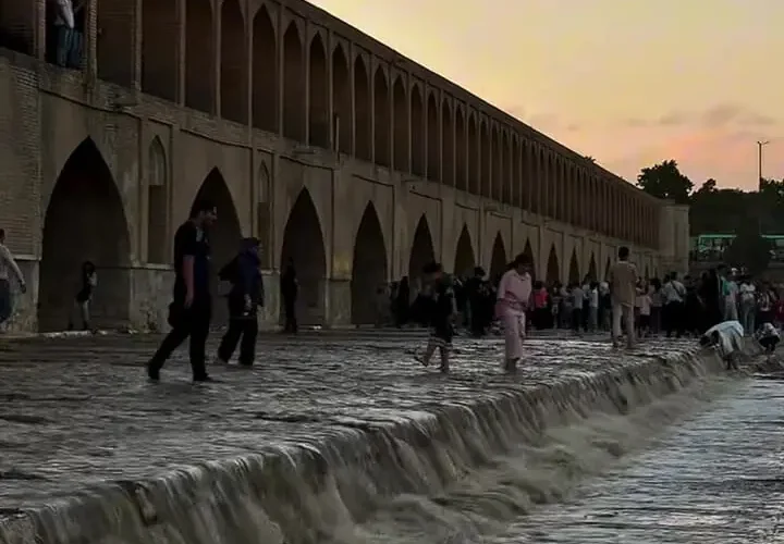 شادی مردم اصفهان پس از جاری شدن آب از زیر پل خواجو