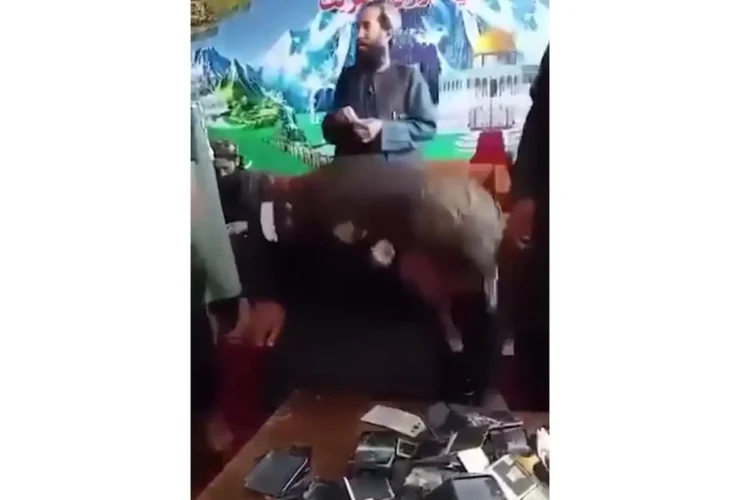 طالبان استفاده از گوشی های هوشمند را ممنوع کرد 23 طالبان استفاده از گوشی های هوشمند را ممنوع کرد